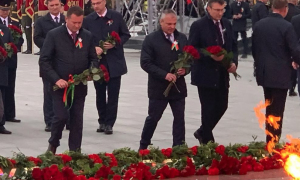 Министр принял участие в возложении цветов к монументу Победы